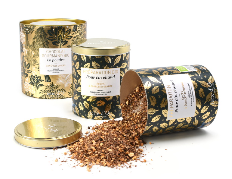 Bio-Zubereitung für Glühwein mit Gewürzen und Orangenschalen